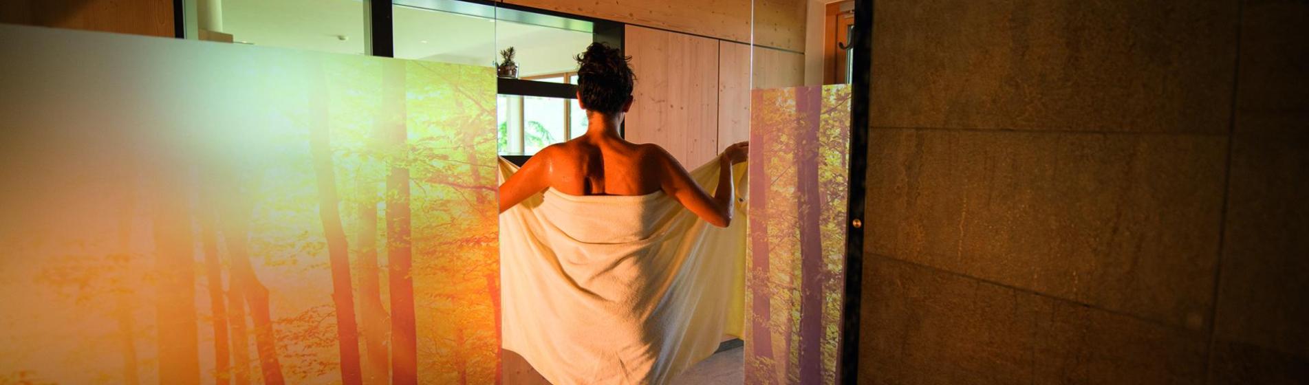 Una donna che fa wellness