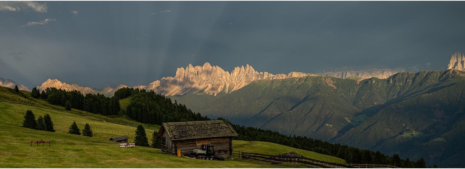 Eine Alm in den Dolomiten im Sommer