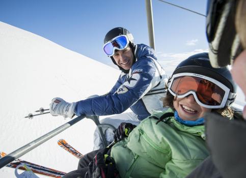 Eine Familie benutzt einen Skilift