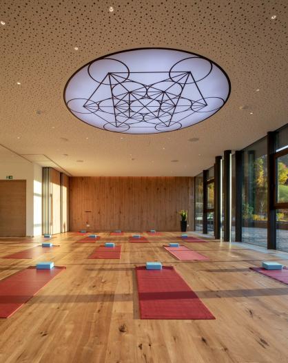 Tappetini per lo yoga nella sala seminari