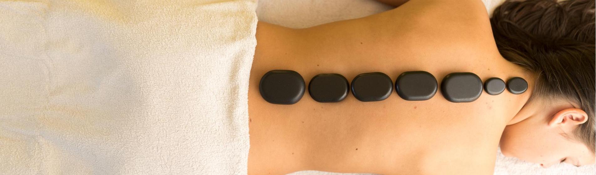 Eine Frau bekommt eine Hot-Stone-Massage