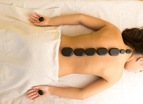 Eine Frau bekommt eine Hot-Stone-Massage