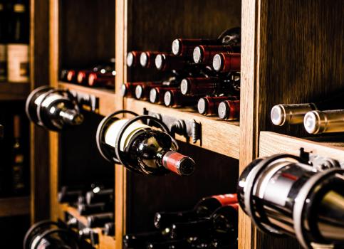 Uno scaffale con bottiglie di vino
