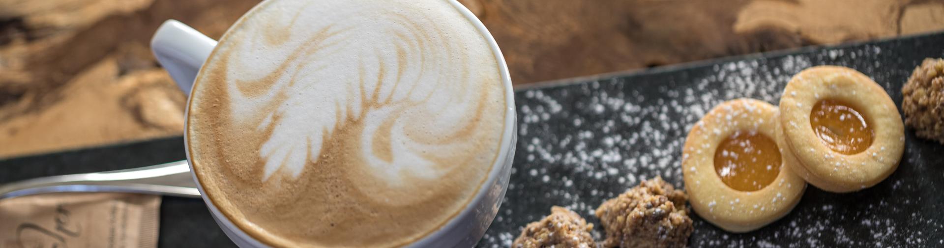 Un cappuccino e alcuni biscotti