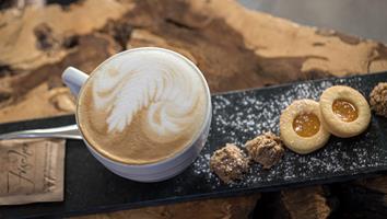 Ein Cappuccino und ein paar Kekse