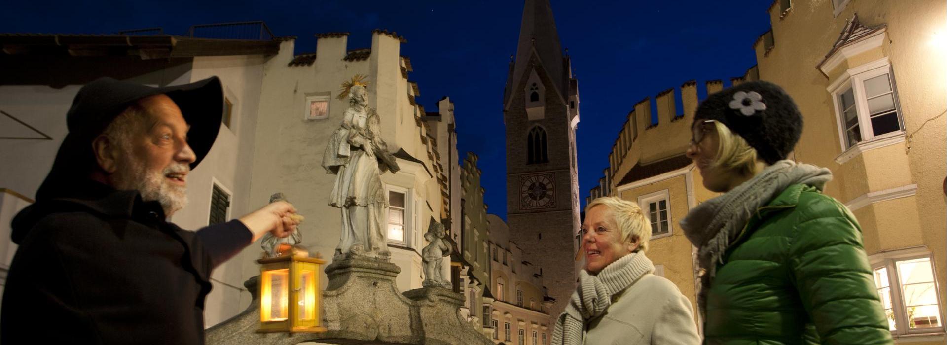 Giro in città con il guardiano notturno