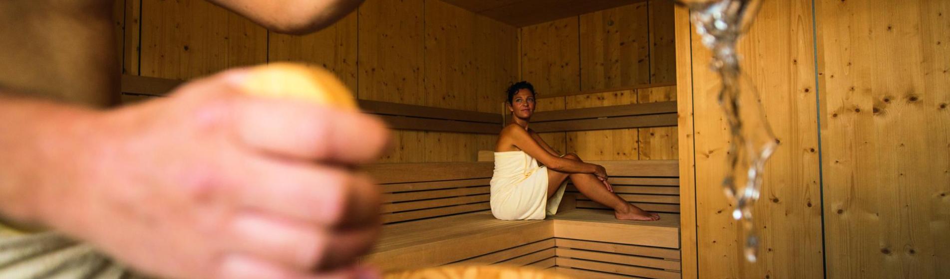 Zwei Personen in der Sauna