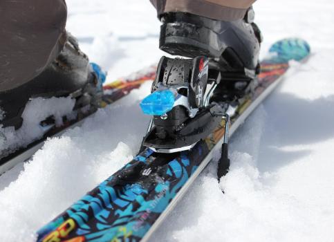 Nahaufnahme von Skibindung und Skischuh