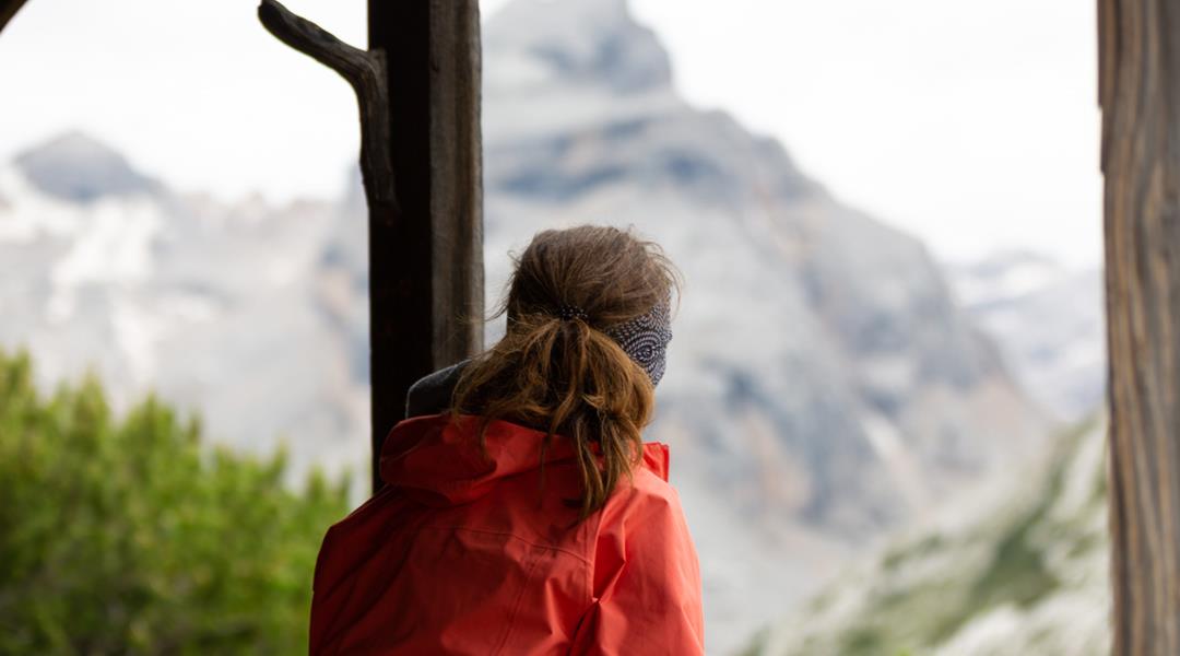 Eine Frau betrachtet die Berge