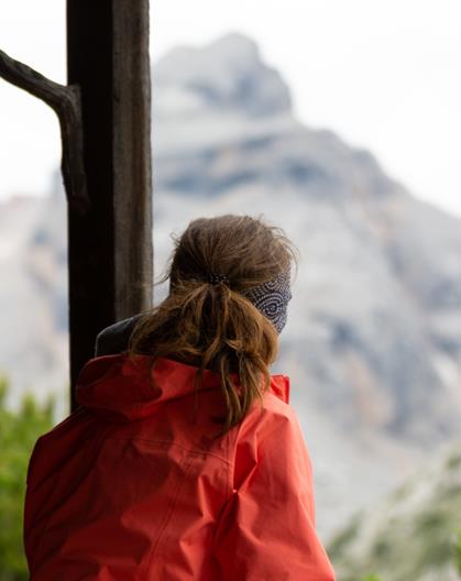 Eine Frau betrachtet die Berge
