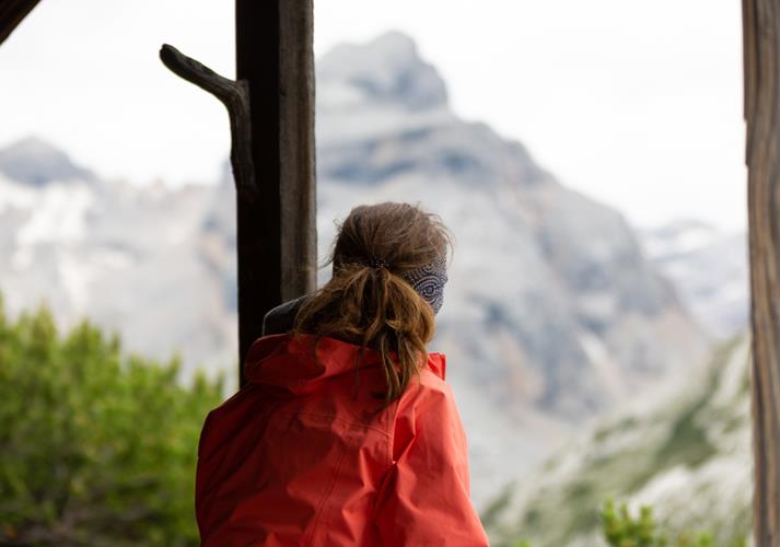 Eine Frau betrachtet die Berge