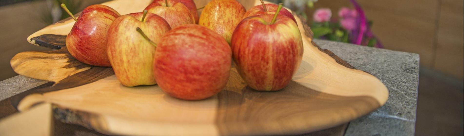 A plate with apples