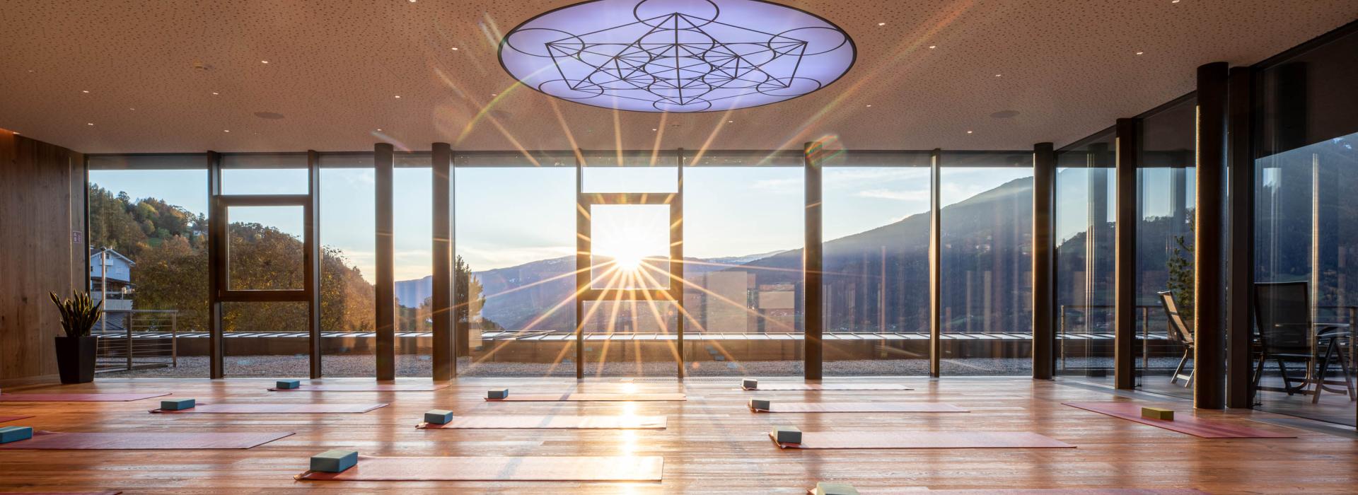 Tappetini per lo yoga nella sala seminari al tramonto