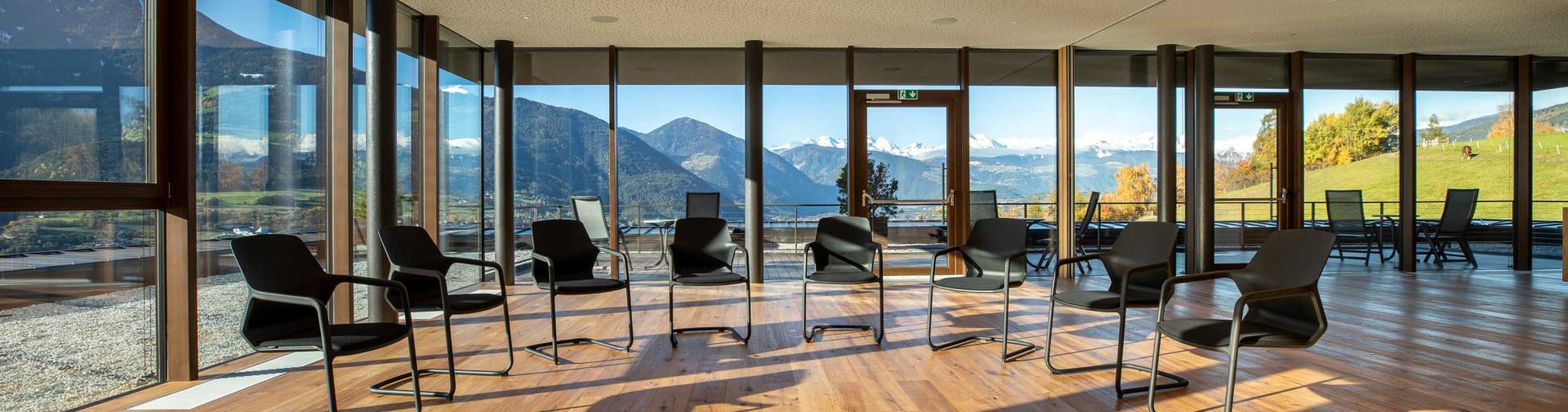 A circle of chairs in the seminar room