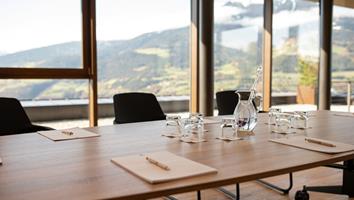 Der Tisch im Seminarraum