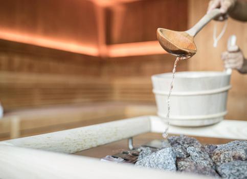 Qualcuno mette dell'acqua sulle pietre roventi della sauna