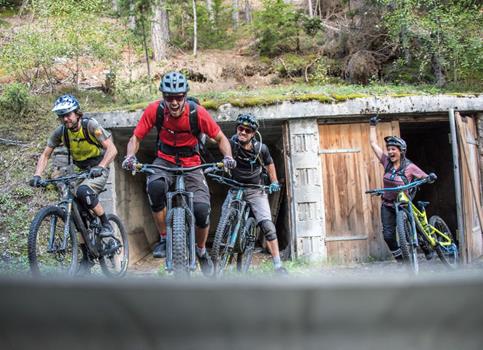 Eine Gruppe Mountainbiker
