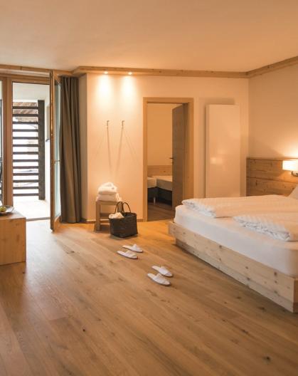Das Elternschlafzimmer der Family Suite mit Balkon
