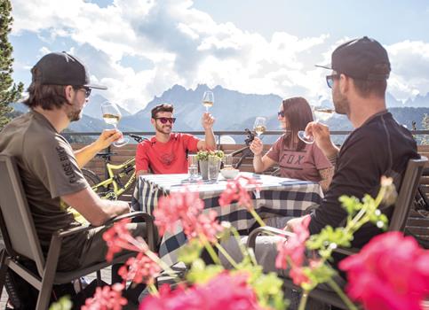 Die Gruppe genießt einen Aperitif