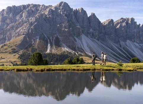 Wanderer an einem Bergsee