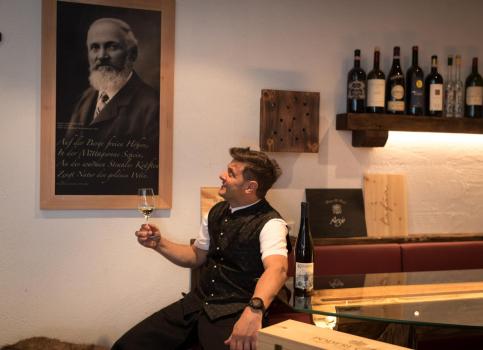 Gerhard guarda il ritratto del suo bisnonno nella cantina dei vini