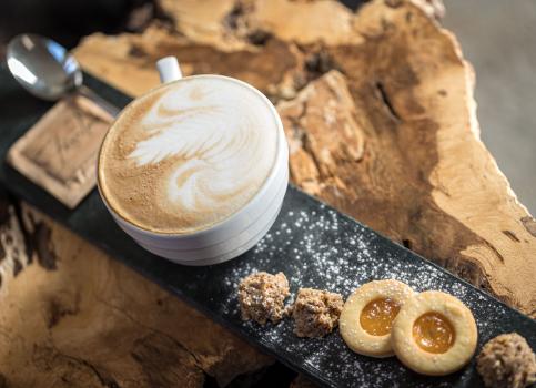Un cappuccino e alcuni biscotti