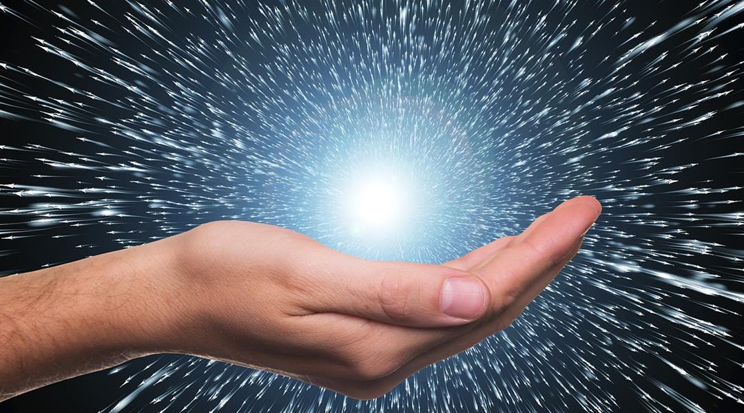 Mano aperta con una luce brillante da cui si diramano raggi luminosi.