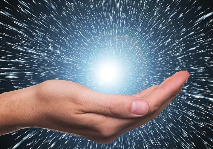 Mano aperta con una luce brillante da cui si diramano raggi luminosi.