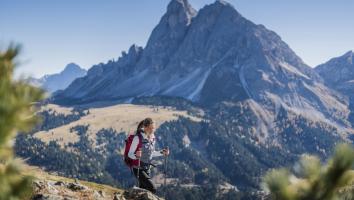 Un'escursionista in montagna