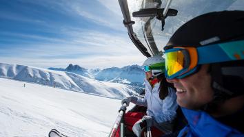 Zwei Personen auf dem Skilift