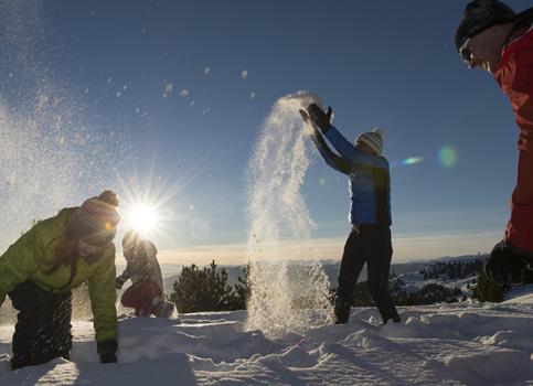 Eine Familie hat Spaß im Schnee