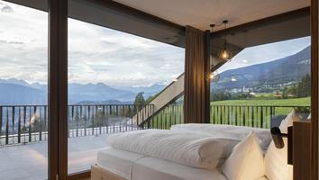 Ein Zimmer mit Doppelbett und Terrasse