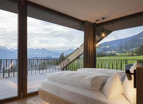 Ein Zimmer mit Doppelbett und Terrasse